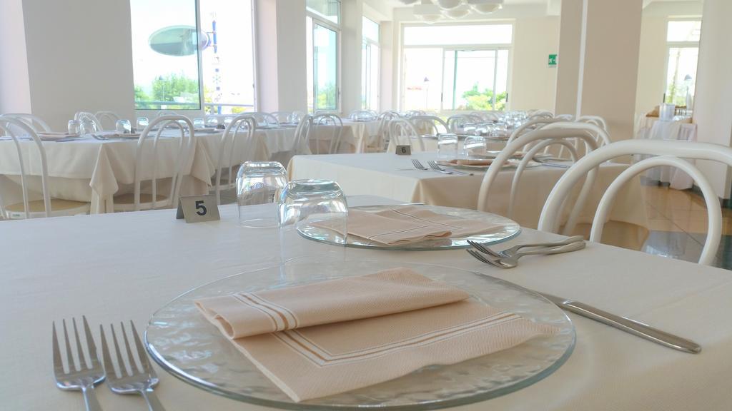 Hotel Delfino Milano Marittima Exteriör bild