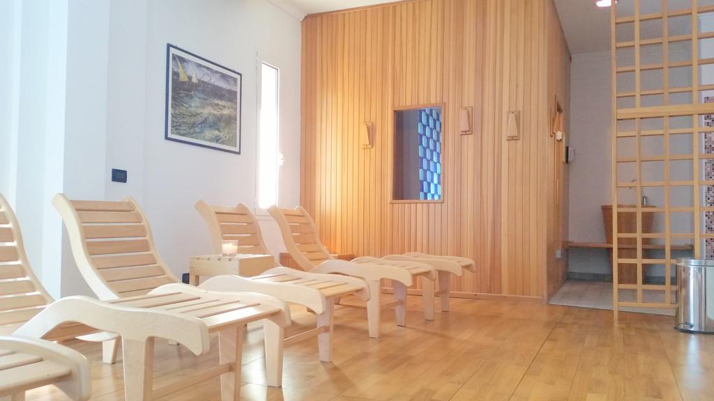 Hotel Delfino Milano Marittima Exteriör bild