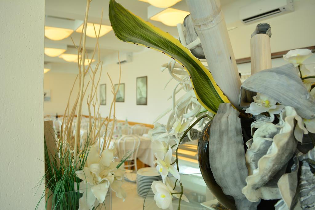 Hotel Delfino Milano Marittima Exteriör bild
