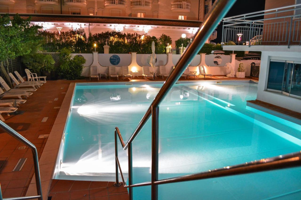 Hotel Delfino Milano Marittima Exteriör bild